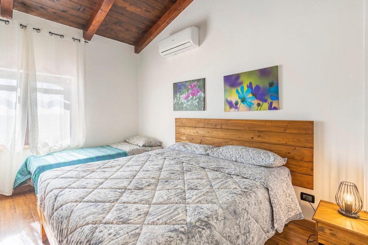 Camera con il letto in legno