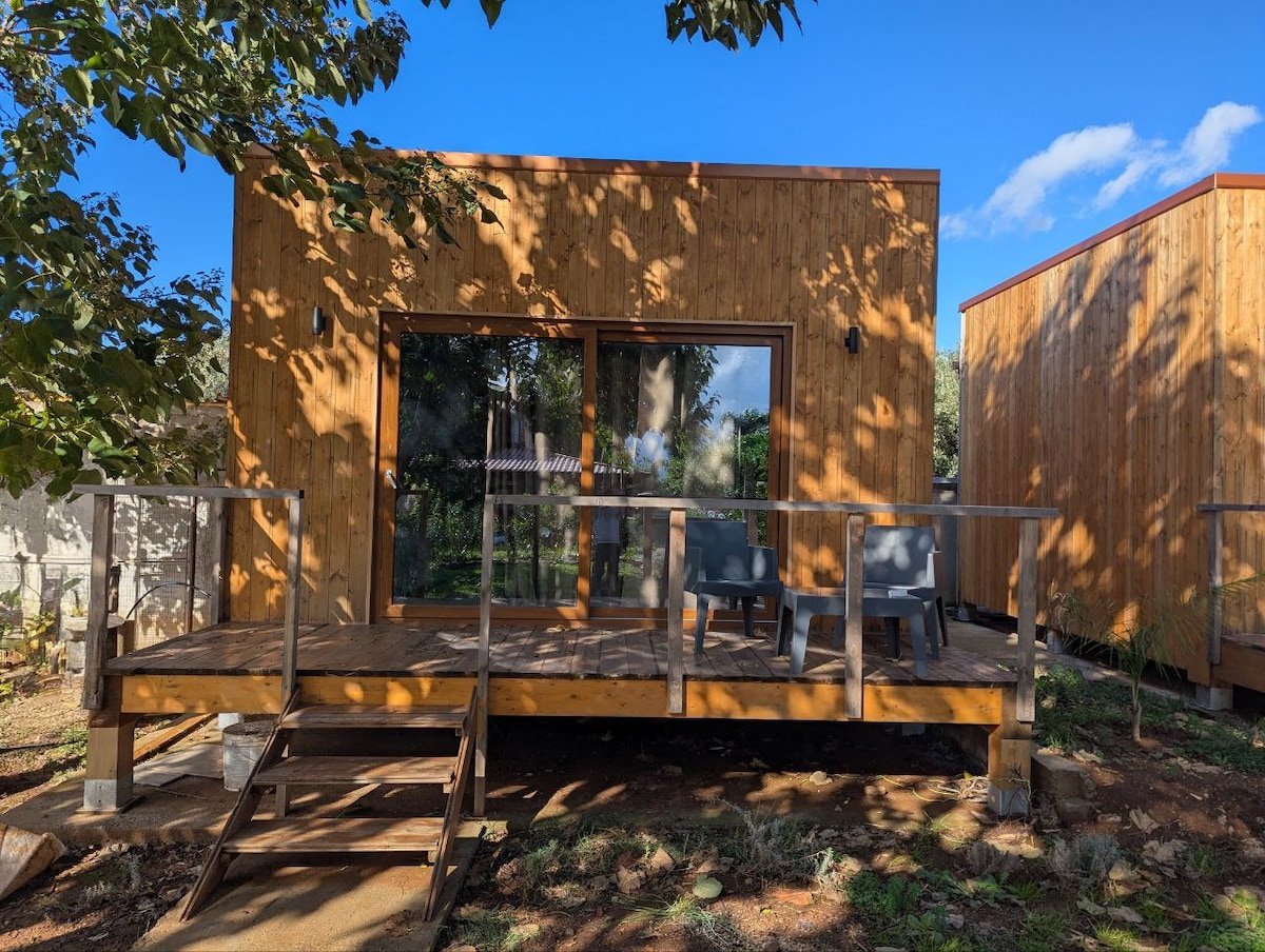 Il cubo di legno nel prato