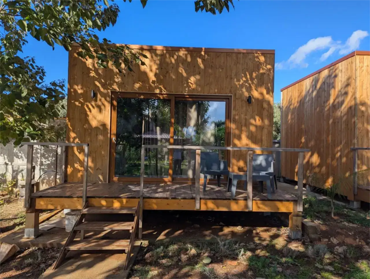 Il bungalow Cubo House in legno fra gli ulivi