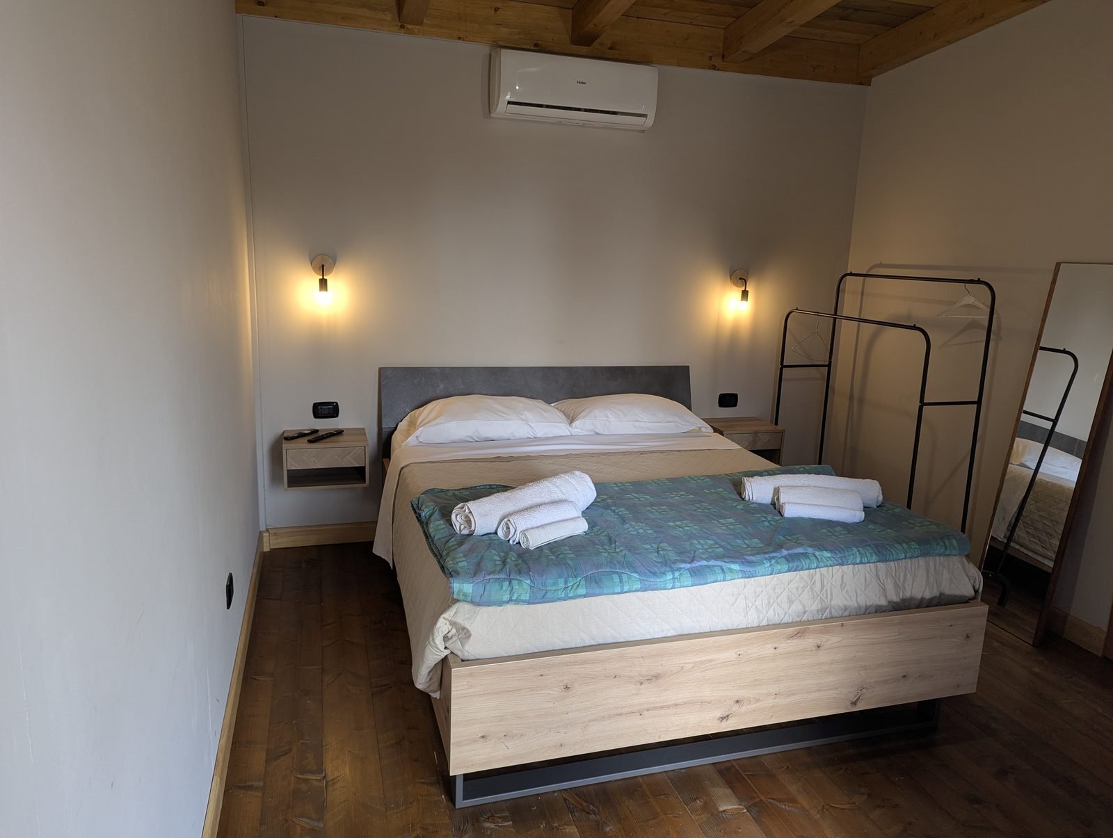 Camera del bungalow con letto matrimoniale, appendiabiti, specchio e aria condizionata